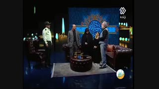 اهدای تندیس برنامه آدمهای خوب شهرتوسط دخترپلیس وظیفه شناس آواک به خانواده شهیددولت آبادی