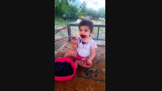 آیناز محمودی توت خوردن دختر کوچولوی بامزه و شیرین پر کردن دندان