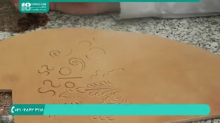 استفاده از ابزار تیغ در حکاکی روی چرم