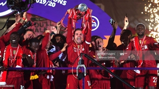 جشن قهرمانی بازیکنان لیورپول و بالا بردن جام لیگ برتر انگلیس