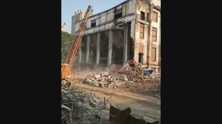 | تخریب ساختمان به روش گوی فلزی |