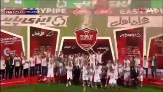 لحظه بالا بردن جام قهرمانی لیگ نوزدهم توسط پرسپولیسی ها