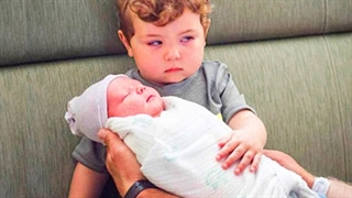 کلیپ سرگرم کننده از ملاقات کودکان با نوزادان