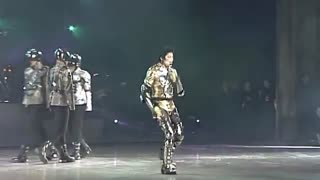 اجرای آهنگ"آنها به ما اهمیت نمی دهند"مایکل جکسون HD