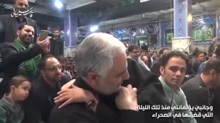 به آغوش کشیدن فرزندان شهدای مدافعان حرم توسط سردار شهید حاج قاسم سلیمانی