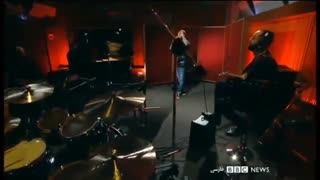 این هم یکی از اجراهای زنده از سلطان