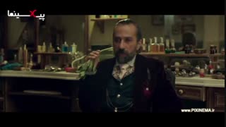 فیلم سینمایی مسخرهباز ، سکانس ورود مانفرد و آغاز ماجرای خرید مو