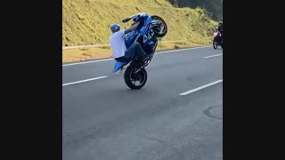 هنر نمایی با موتور بسیار جذاب :)