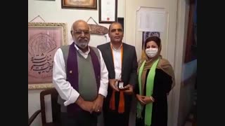 دریافت انگشتر دنوری ایجنت محترم آقای هویدا از دستان جناب مهندس