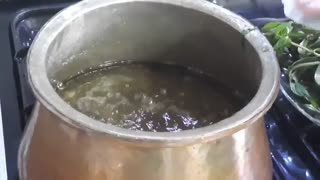 درست کردن شربت سکنجبین برای دانش آموزان کم توان ذهنی