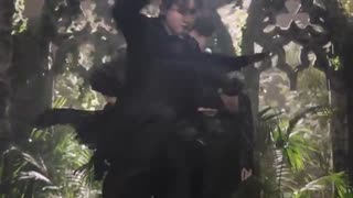 اجرای آهنگ black swan بی تی اس توی برنامه the tonight show لاییییییییک!(و البته! کوکی لاورا حتما ببینین! دلتون میره...)