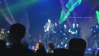 ژانگ ییشینگ باز ترکونده | اجرای  Namanana مراسم پایان سال چین | +کپ رو چک کنید