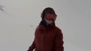 هیچوقت از کاری که میخواهید انجام دهید نترسید.  خرسها را در پشت این اسکی باز ببینید جرئت انجام کار را داشته باشین