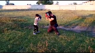 مهرسام مختاری در حال تمرین بوکس