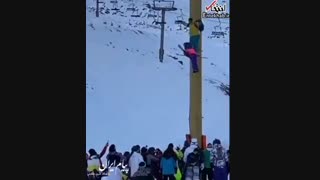 لحظه سقوط پدر و دختر از تلهسیژ پیست اسکی دربندسر تهران