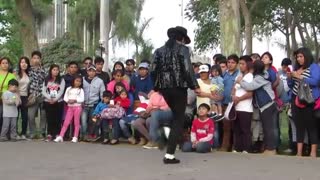 رقص بیلی جین در خیابان توسط یکی از بدل های مایکل جکسون