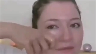 ماساژ گونه ها با روغن خراطین جهت برجسته شدن