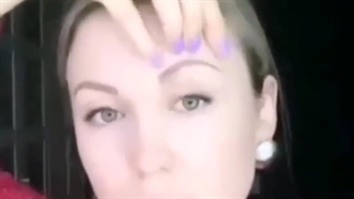 ماساژ اطراف چشم با روغن خراطین برای رفع چین چروک