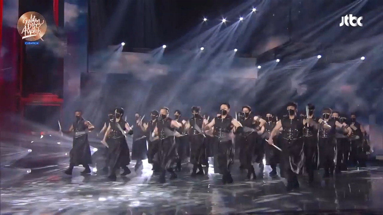 4 تا اجرای پسرا در مراسم (golden dice awards 2020) کپشنو حتماااا بخونین