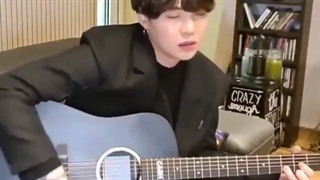 تیکه گیتار زدن شوگا در یکی از لایو هاش